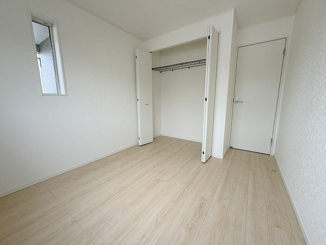 松伏町田島　新築戸建　全1棟の洋室|クローゼット付きの洋室5.2帖・子供部屋としていかがでしょう