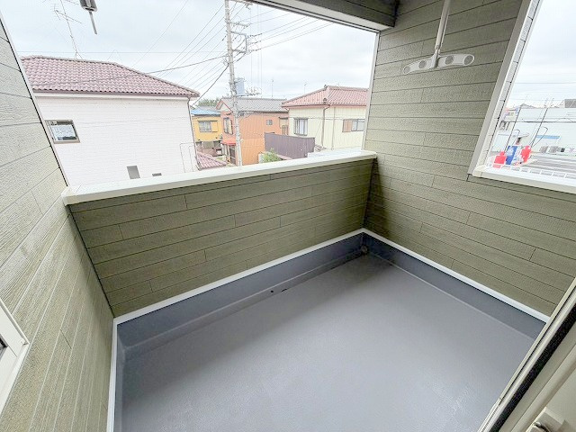 松伏町田島　新築戸建　全1棟のバルコニー|ワイドバルコニーで洗濯物もたっぷり干せます