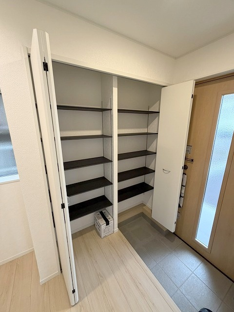 松伏町田島　新築戸建　全1棟の玄関|家族分の靴をたっぷり収納できるシューズクローク