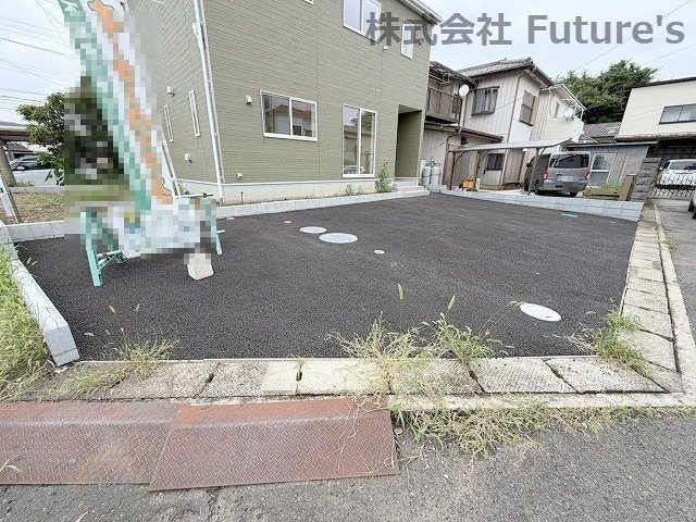 松伏町田島　新築戸建　全1棟の駐車場|お車複数台所有の方にもオススメ！並列3台駐車可能！