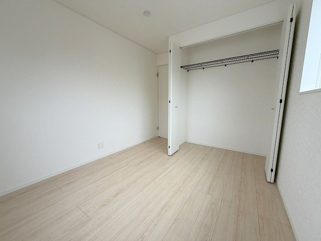 松伏町田島　新築戸建　全1棟の洋室|各居室に収納完備でお部屋がスッキリ片付きます