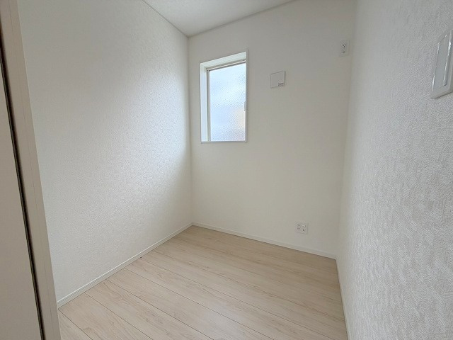 松伏町田島　新築戸建　全1棟の洋室|趣味部屋や収納としても活用できる2帖の納戸です