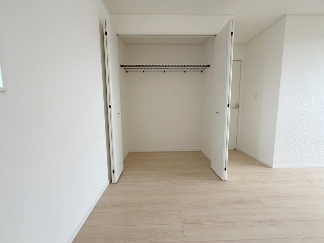 松伏町田島　新築戸建　全1棟の収納|洋服や小物の収納にも便利なクローゼットです