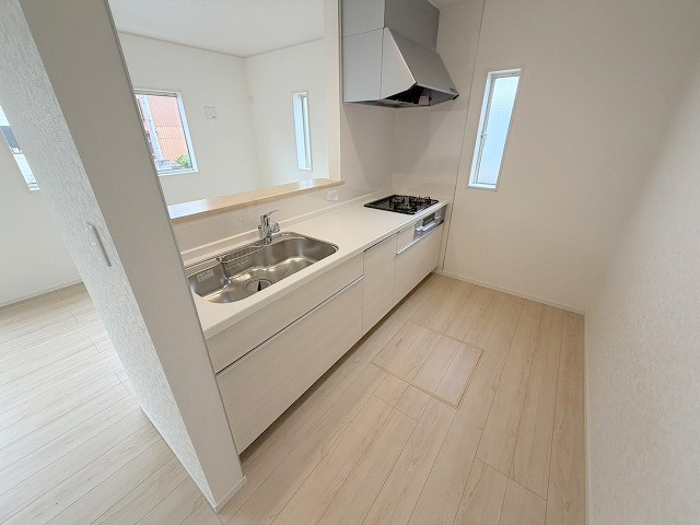 松伏町田島　新築戸建　全1棟のキッチン|会話の弾む対面システムキッチンです