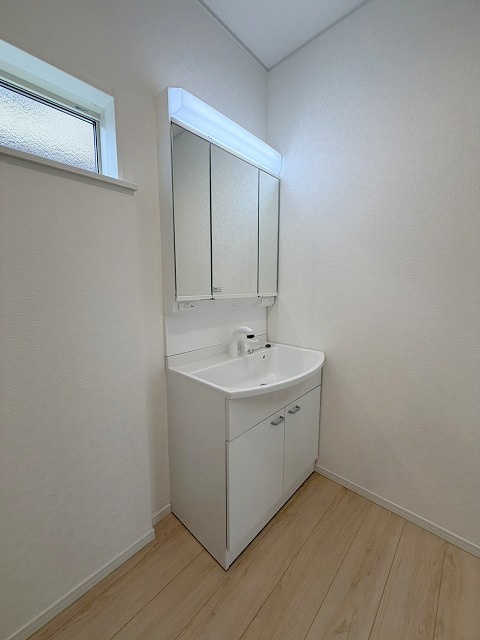 松伏町田島　新築戸建　全1棟の独立洗面台|三面鏡付きシャワードレッサーで朝の準備も快適