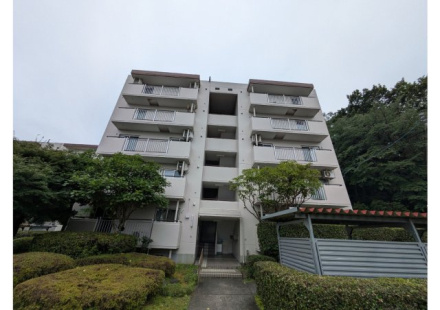 ニュータウン小山田桜台２－２９号棟の外観|外観です。南向きのマンションです。