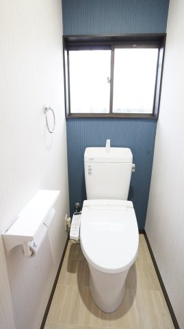 シアター設備付LDK！陽当り◎並列駐車可～千葉県袖ケ浦市今井2丁目～のトイレ|アクセントクロスをあしらった清潔感のある温水洗浄便座トイレ。