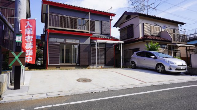 シアター設備付LDK！陽当り◎並列駐車可～千葉県袖ケ浦市今井2丁目～の外観|敷地内に駐車スペースあり。前面道路から出入りしやすい造りです。