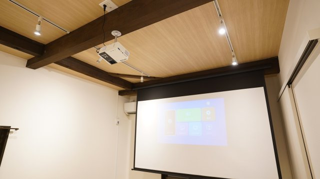 シアター設備付LDK！陽当り◎並列駐車可～千葉県袖ケ浦市今井2丁目～の居間・リビング|天吊りプロジェクターと大型スクリーンで映像を楽しめます。