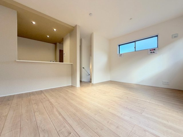 八潮市八潮6丁目　新築戸建　全2棟　2号棟の居間・リビング|コミュニケーションの取れるリビングイン階段を採用