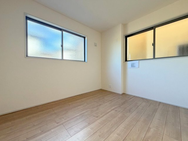 八潮市八潮6丁目　新築戸建　全2棟　2号棟の洋室|2面採光の明るい洋室・子供部屋としていかがでしょう