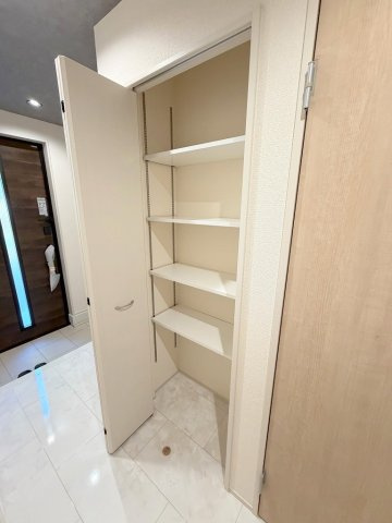 八潮市八潮6丁目　新築戸建　全2棟　2号棟の収納|ストック品の収納にも便利な1階ホール収納