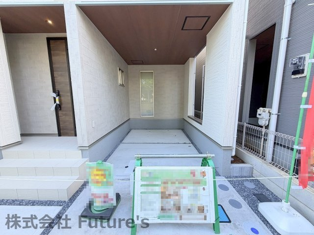 八潮市八潮6丁目　新築戸建　全2棟　2号棟の駐車場|雨風から大切な愛車を守るガレージを完備