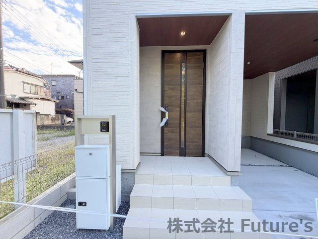 八潮市八潮6丁目　新築戸建　全2棟　2号棟のエントランス|不在時に便利な宅配BOX完備