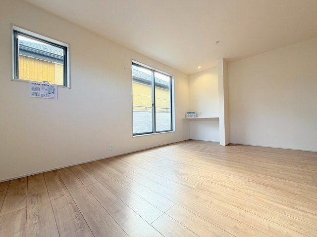 八潮市八潮6丁目　新築戸建　全2棟　2号棟の居間・リビング|2階リビングで陽当り良好なリビング