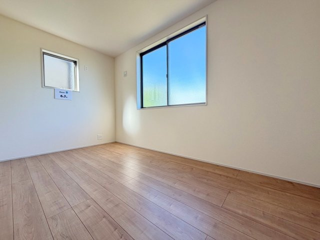 八潮市八潮6丁目　新築戸建　全2棟　2号棟の洋室|2面採光の明るい洋室6.7帖