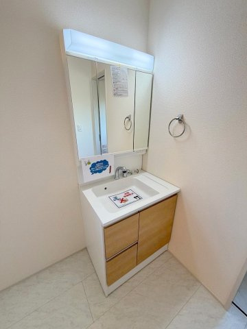 八潮市八潮6丁目　新築戸建　全2棟　2号棟の独立洗面台|三面鏡付きシャワードレッサーで朝の準備も快適