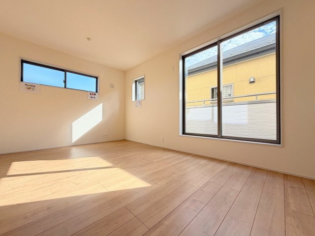八潮市八潮6丁目　新築戸建　全2棟　2号棟の居間・リビング|明るく開放的な2階リビング