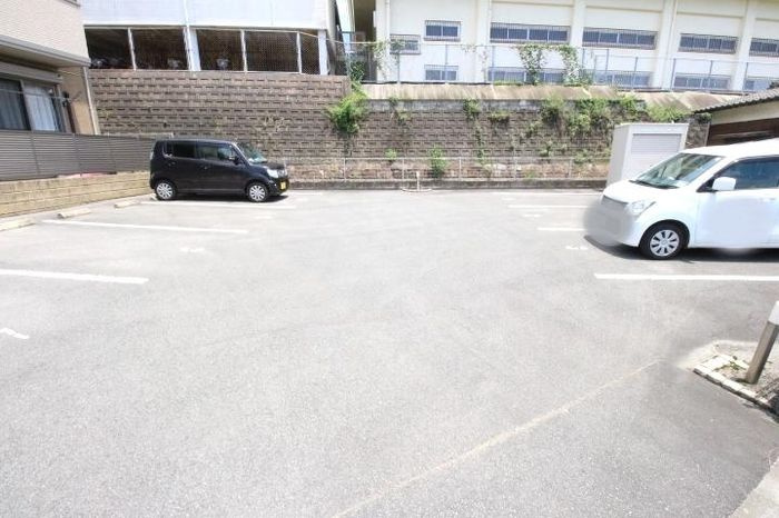 フローレスの駐車場|駐車スペースもあります☆