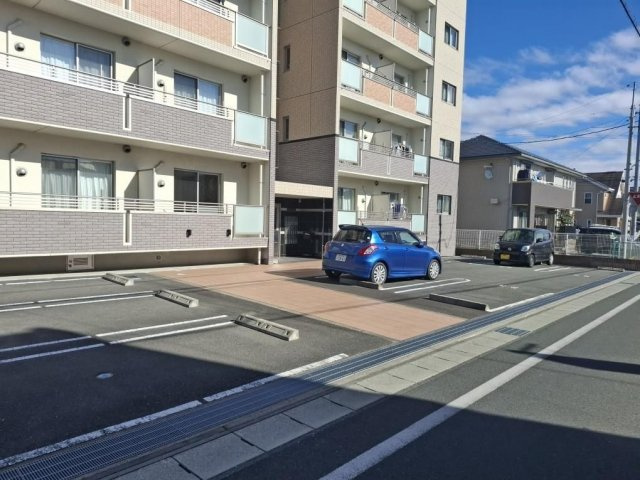 Grandir曳馬の駐車場