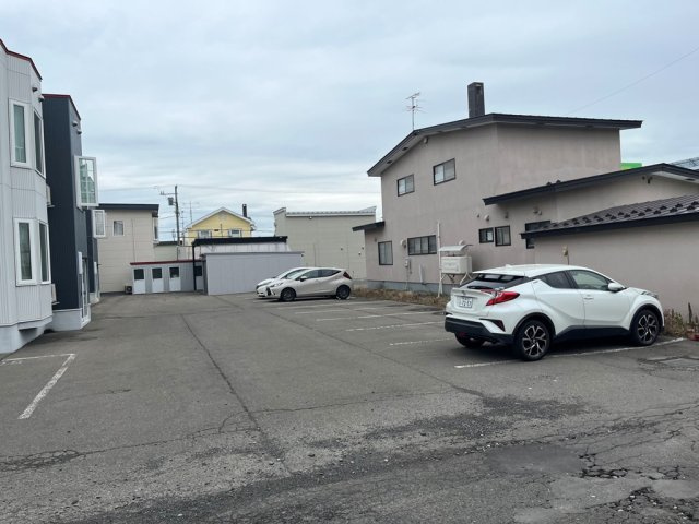 ハウスアバンセA棟（1LDK)の駐車場