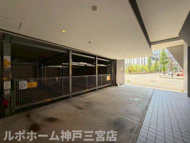 アプリーレ三宮磯上公園の駐車場
