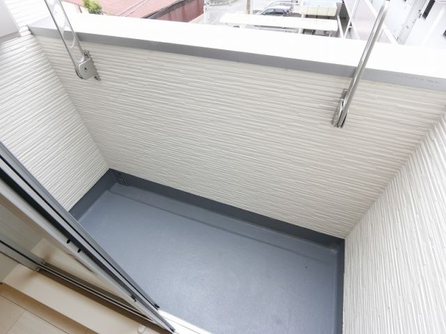 福岡市東区唐原４丁目のアパートのバルコニー