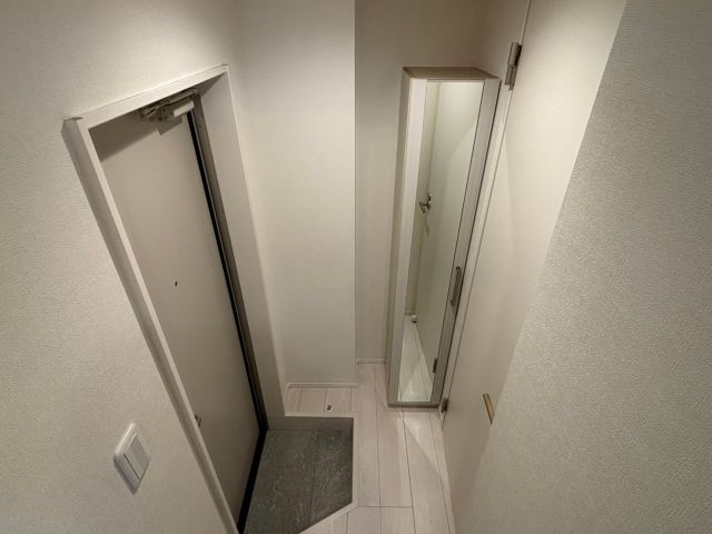 福岡市東区箱崎４丁目のアパートの玄関