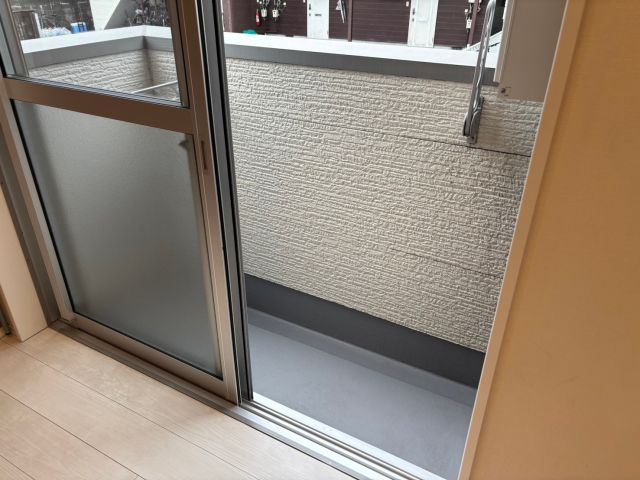 福岡市東区箱崎４丁目のアパートのバルコニー
