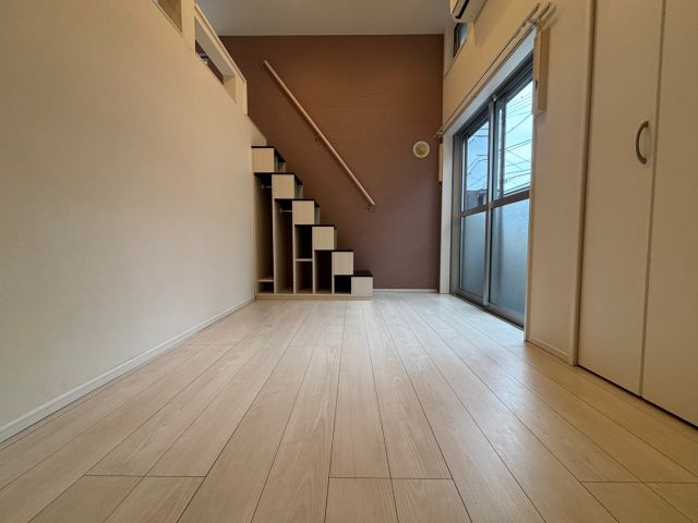 福岡市東区箱崎４丁目のアパートの居間・リビング