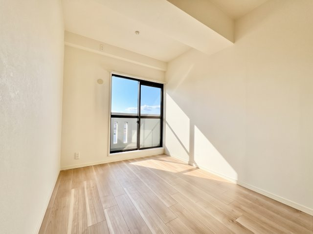 チサンマンション瓢箪山の洋室|テレワークや趣味の部屋としても使い勝手の良い洋室。収納力に優れたクローゼットを備えており、お部屋をすっきり広くお使いいただけます。ライフスタイルの変化にも柔軟に対応できる空間です。
