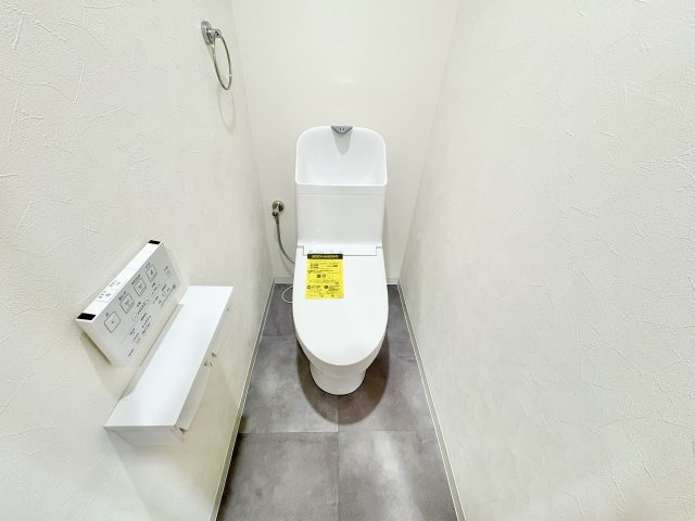 チサンマンション瓢箪山のトイレ|温水洗浄便座付きトイレです♪冬でも快適にお使い頂けます。トイレタンク上に手洗いが付いているので衛生的にも安心です。
