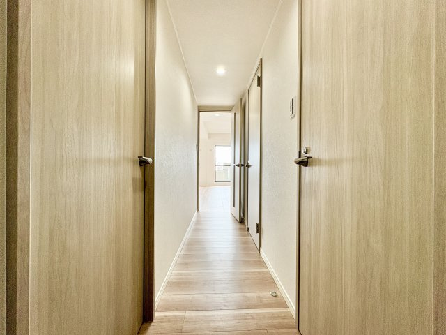 チサンマンション瓢箪山の玄関|「行ってきます」「おかえりなさい」の言葉が響き渡る、家族を優しく迎えるエントランス。自然光が差し込む明るい空間で、訪れるゲストにも好印象を与える、自慢の我が家の顔になります。

