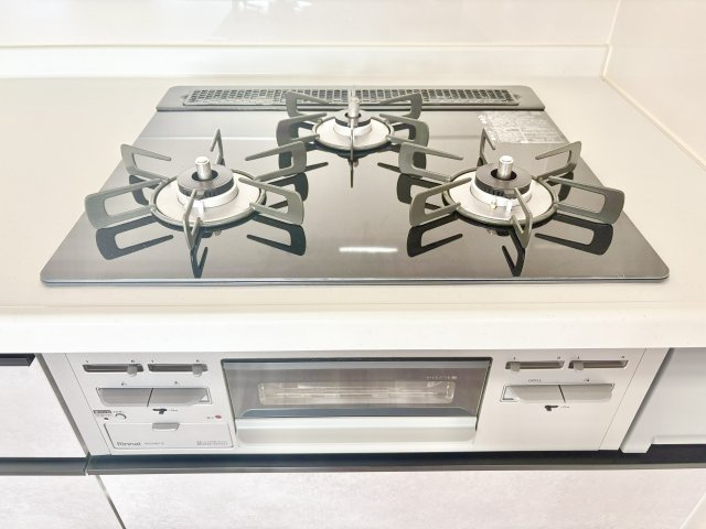 チサンマンション瓢箪山のキッチン|3口コンロとグリル付きのキッチンはお料理の幅が広がり、時短で効率よく調理が進められます。光沢のある天板は油汚れなどを簡単に掃除できるので清潔を保てます。