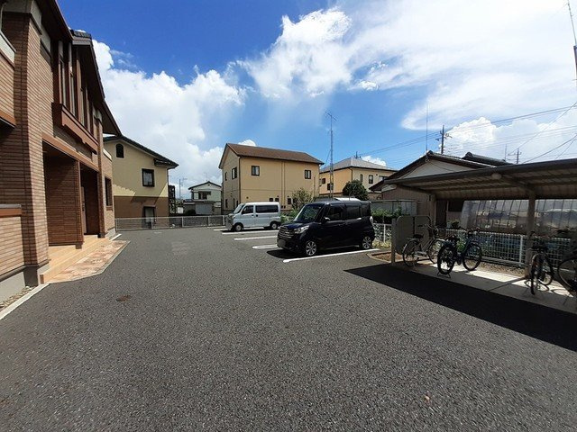 ペンサミエント　Ｂの駐車場|駐車場があるので、車を買う予定の方も安心です