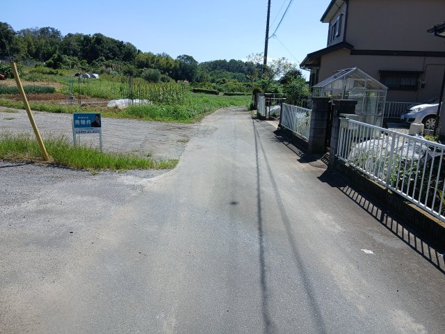 東松山市東平　土地97坪の前面道路含む現地写真|西側幅員約2.7ｍ公道に接す