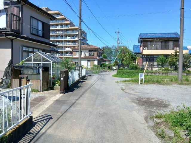 東松山市東平　土地97坪の前面道路含む現地写真|西側幅員約2.7ｍ公道に接す