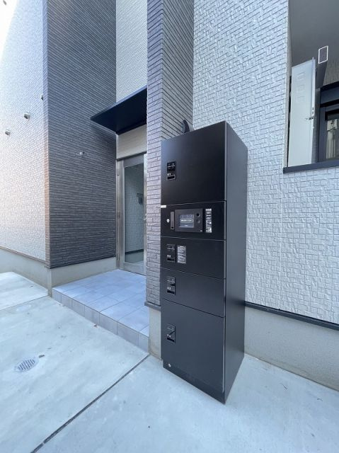 福岡市早良区野芥２丁目のアパートのエントランス