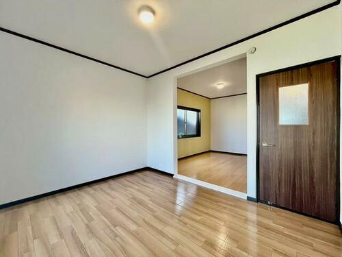 大久保町1丁目　中古一戸建ての寝室|洋室6.0帖
■物件内覧・資金計画相談・住宅ローン相談、リフォーム相談、お問合せ受付中■
※当日・翌日のご内覧、ご相談はお電話でのお問合せがスムーズです！