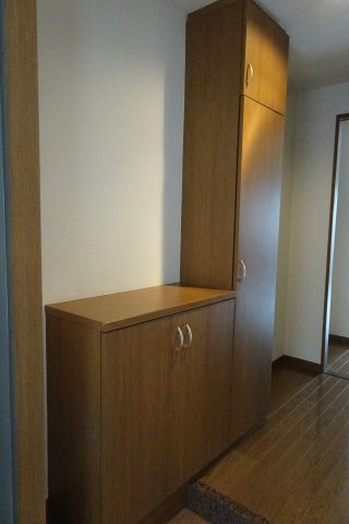ネストＢ＆Ｗの玄関|※別号室の参考写真です(現況優先・仕様違いの場合あり)