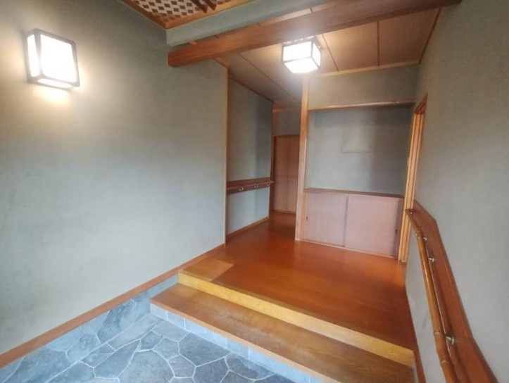 南区桃山台　中古戸建の玄関