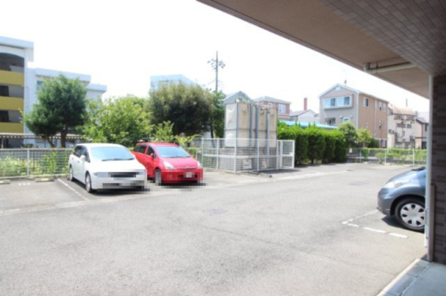 アルデール中原の駐車場