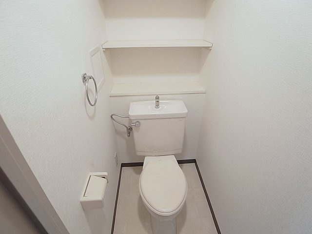グランディール湊川のトイレ|トイレ、棚付きです