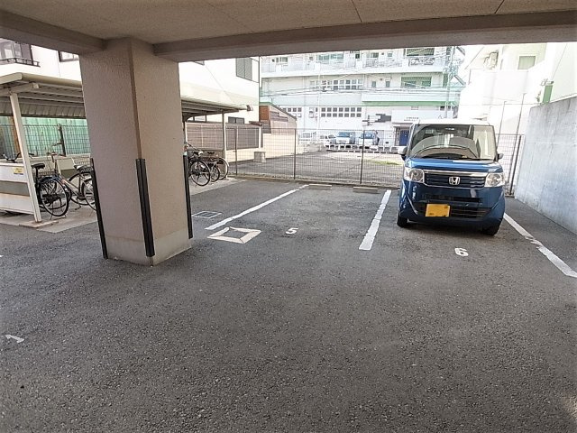 グランディール湊川の駐車場|敷地内の平面駐車場