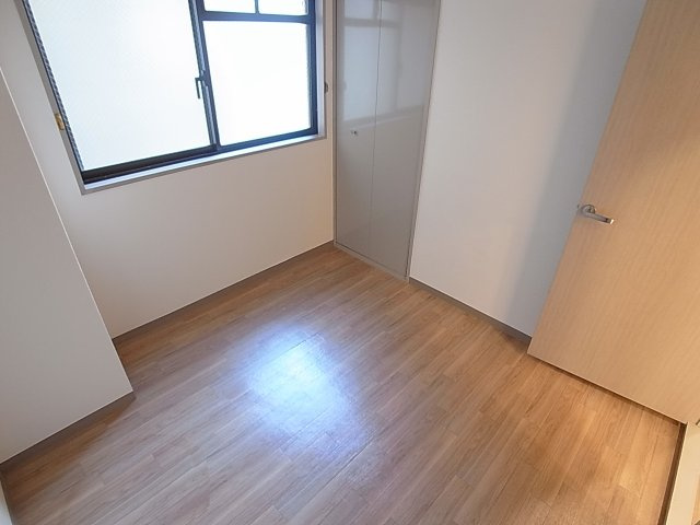 グランディール湊川の内装|4.5帖の洋室も明るく奇麗
