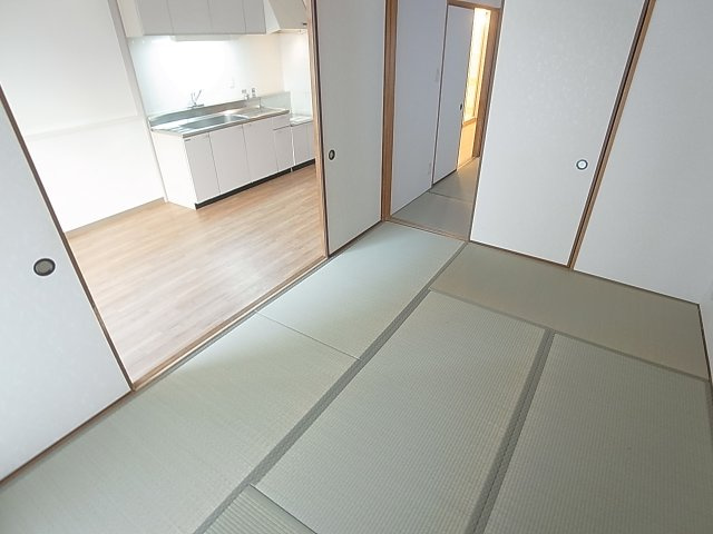 グランディール湊川の内装|バルコニーに面した明るい和室