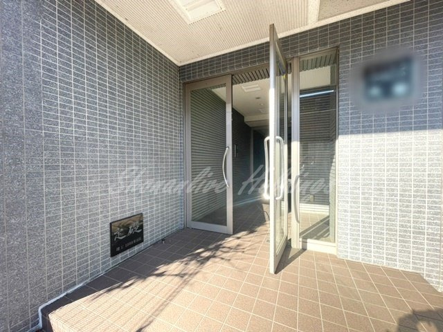 鎌倉市小袋谷１丁目の賃貸マンションのエントランス