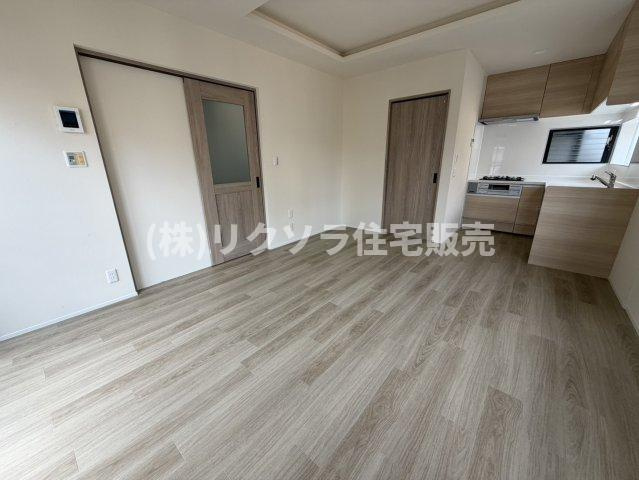 中神田町　中古一戸建ての居間・リビング|LDK12.0帖
■物件内覧・資金計画相談・住宅ローン相談、リフォーム相談、お問合せ受付中■
※当日・翌日のご内覧、ご相談はお電話でのお問合せがスムーズです！