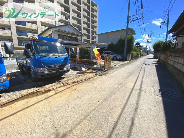 土浦市荒川沖東6期　新築戸建の前面道路含む現地写真|建築中の現地写真です。敷地面積60坪超の広さを活かした設計で、駐車スペースもゆったり。
