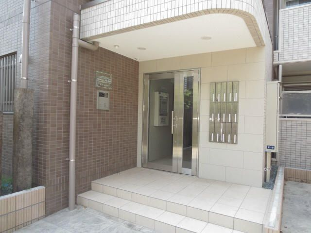八王子市子安町３丁目の賃貸マンションのエントランス